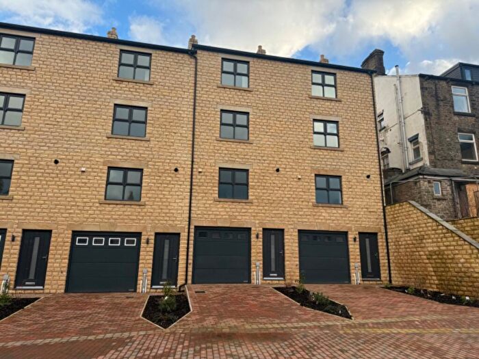 3 Bedroom Mews To Rent In Albion Road, High Peak, Derbyshire, SK22