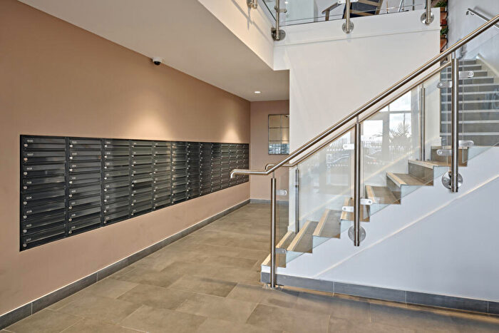 3 Bedroom Flat To Rent In Oxbow, Stephenson House, M5