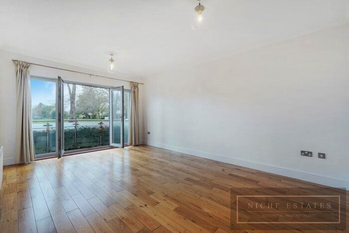 2 Bedroom Apartment To Rent In Hartnell Court, Ballards Lane, London, - See D Virtual Tour!, N3