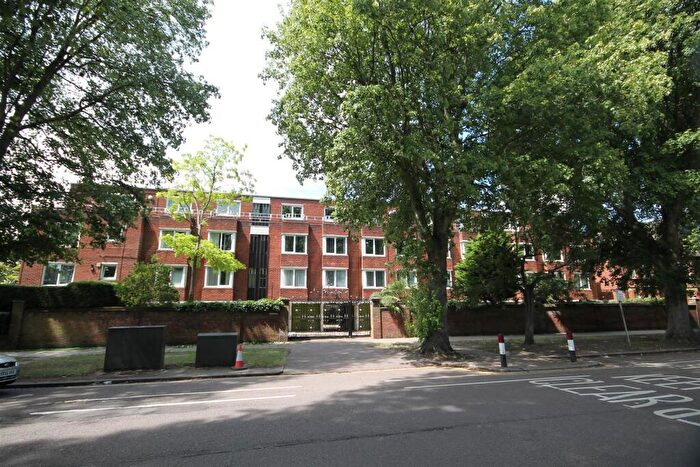 2 Bedroom Apartment For Sale In De Parys Avenue, Bedford, MK40