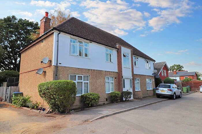 2 Bedroom Flat For Sale In Dallington Close, Walton-On-Thames, Surrey, KT12