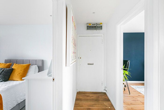 2 Bedroom Flat For Sale In Chertsey Road, Addlestone, Surrey, KT15