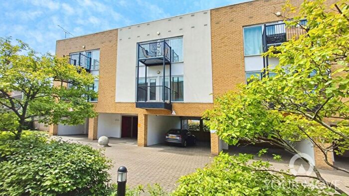 2 Bedroom Flat For Sale In Admirals Way, Gravesend, Kent, DA12