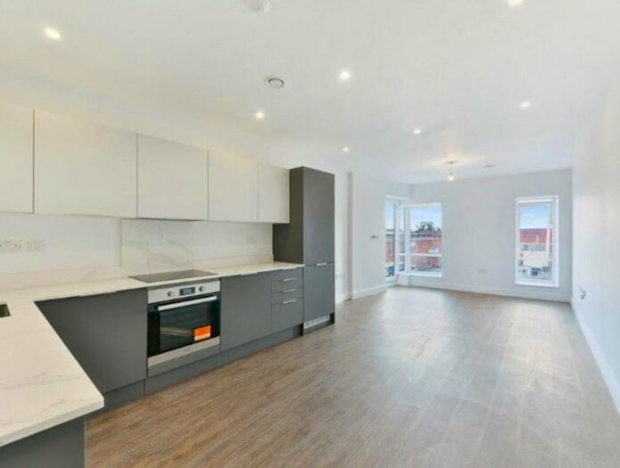2 Bedroom Flat To Rent In Dominion Road, Southall, UB2