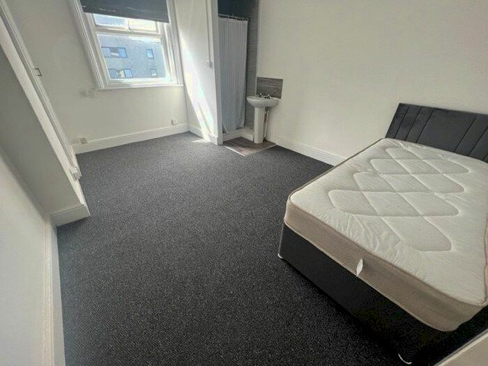 Studio To Rent In Holdenhurst Road, Bournemouth, BH8