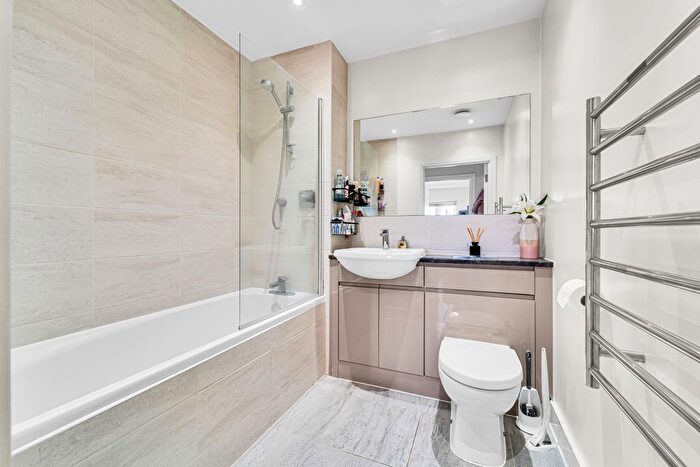 1 Bedroom Flat For Sale In Gatehouse Close, Ashford, TW15