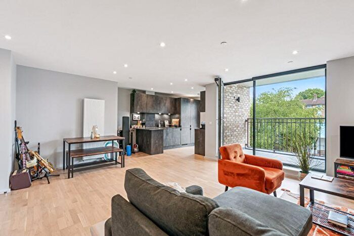 2 Bedroom Flat For Sale In Mowlem Street, Bethnal Green, E2