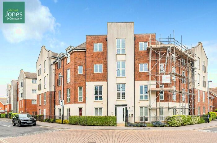 2 Bedroom Flat To Rent In Stephenson Court, Cambrian Way, Worthing, West Sussex, BN13