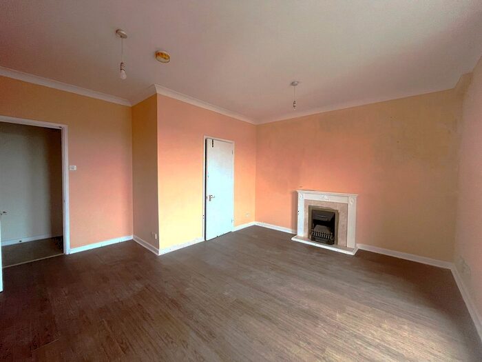 2 Bedroom Flat To Rent In High Street, Hounslow, TW3