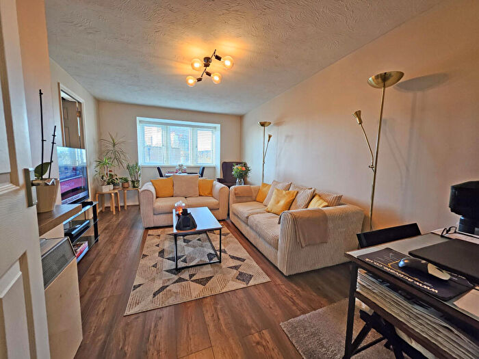 2 Bedroom Apartment To Rent In Ravenings Parade, Ilford, Greater London, IG3