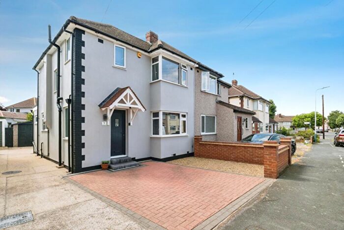 3 Bedroom Semi Detached House For Sale In Lancaster Drive, Hornchurch, RM12