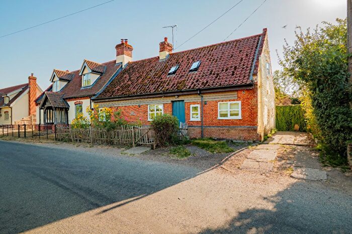 3 Bedroom Semi-Detached House For Sale In Dereham Road, Beeston, PE32
