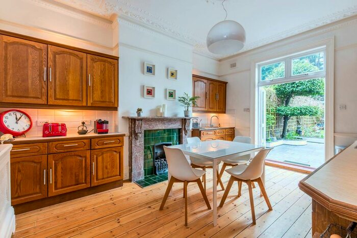 1 Bedroom Flat To Rent In Haycroft Road, Brixton, London, SW2