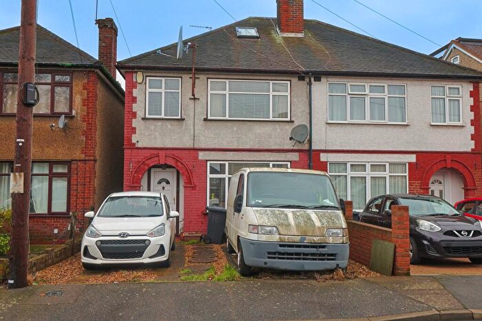 3 Bedroom Semi Detached House For Sale In Manor Road, Hoddesdon, EN11