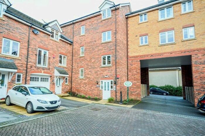 2 Bedroom Flat To Rent In Moorcroft Court, Ossett WF5