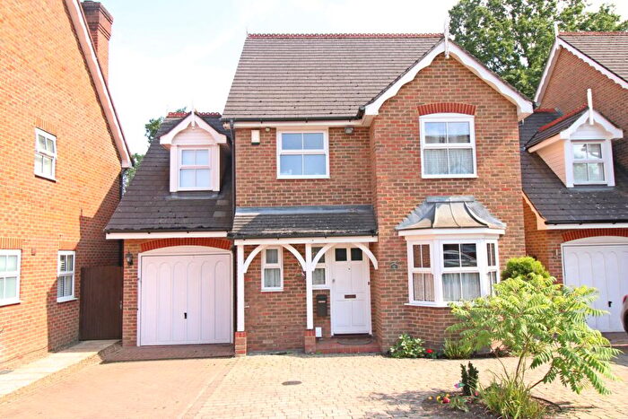 4 Bedroom Detached House For Sale In D'arcy Place, Bromley, BR2