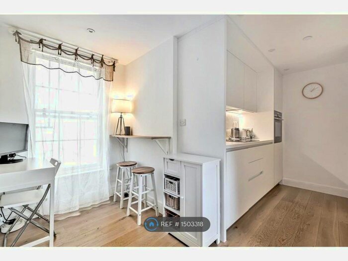 Studio To Rent In King Georges Walk, Esher, KT10