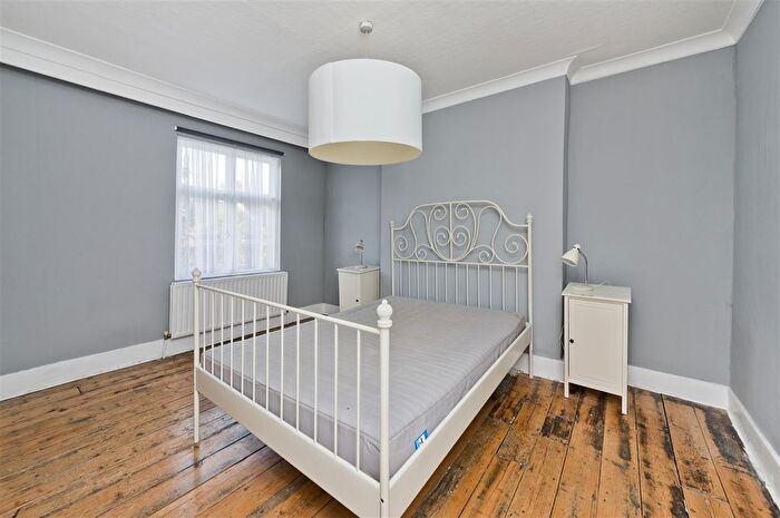 2 Bedroom Flat To Rent In Cathnor Road, London, W12