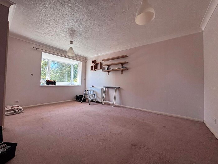 2 Bedroom Flat To Rent In Lake Drive, Peacehaven, BN10