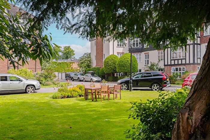 3 Bedroom Flat To Rent In Wildcroft Manor, Putney, London, SW15