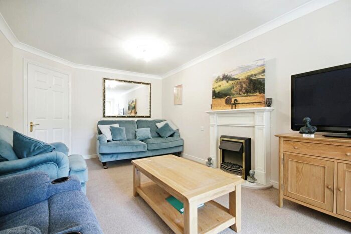 2 Bedroom Apartment For Sale In Lewis Court, Redhill, RH1