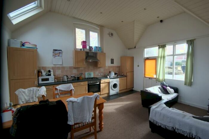 2 Bedroom Flat To Rent In Headingley Lane, Headingley, Leeds, LS6