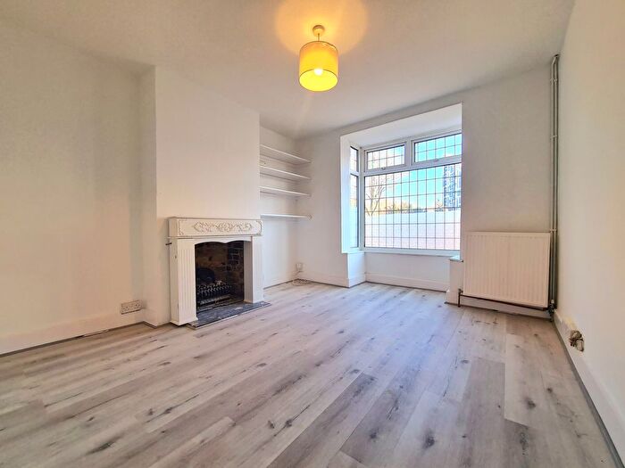2 Bedroom Property To Rent In Aylesbury Road, Bromley, BR2