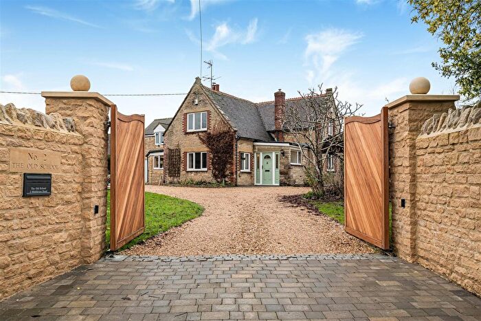 4 Bedroom Detached House For Sale In Middleton Road, Bucknell, Bicester, OX27