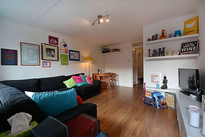 2 Bedroom Flat To Rent In Chatham Street, Elephant And Castle, London, SE17