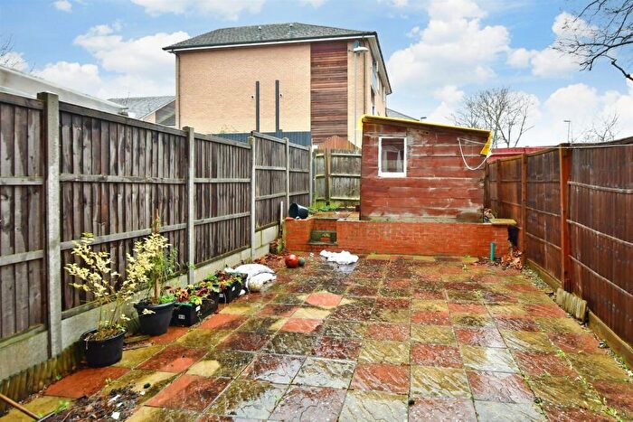 4 Bedroom Town House For Sale In Hengist Way, Wallington, Surrey, SM6