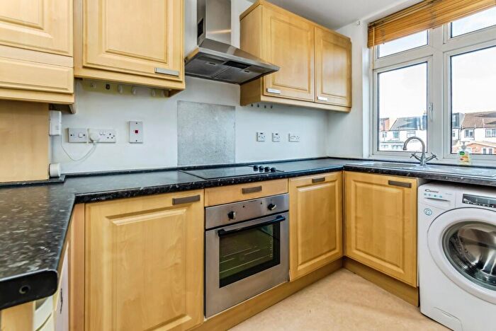 2 Bedroom Flat For Sale In Galpins Road, Thornton Heath, CR7