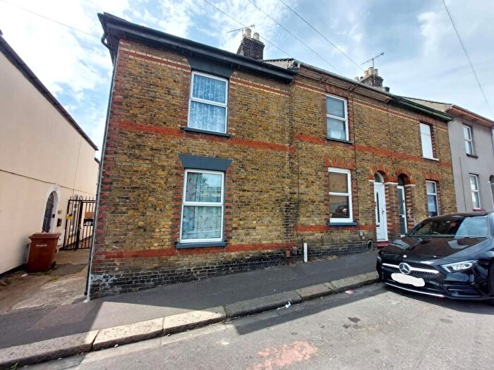 3 Bedroom End Of Terrace House For Sale In Bryant Road, Rochester, ME2