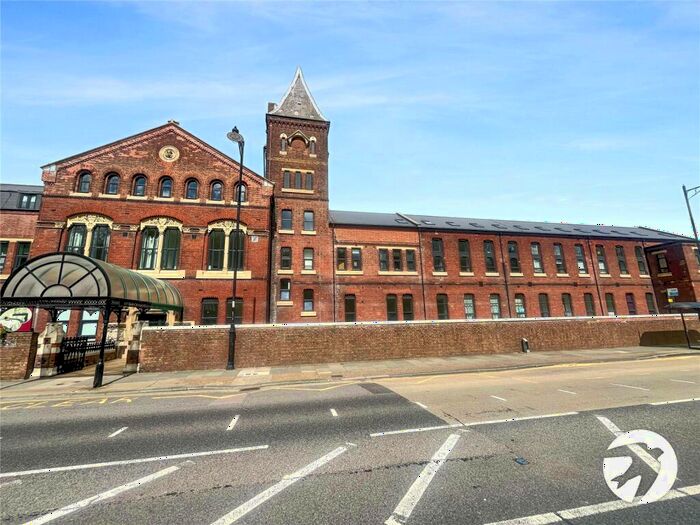 2 Bedroom Flat To Rent In New Road, Rochester, Kent, ME1