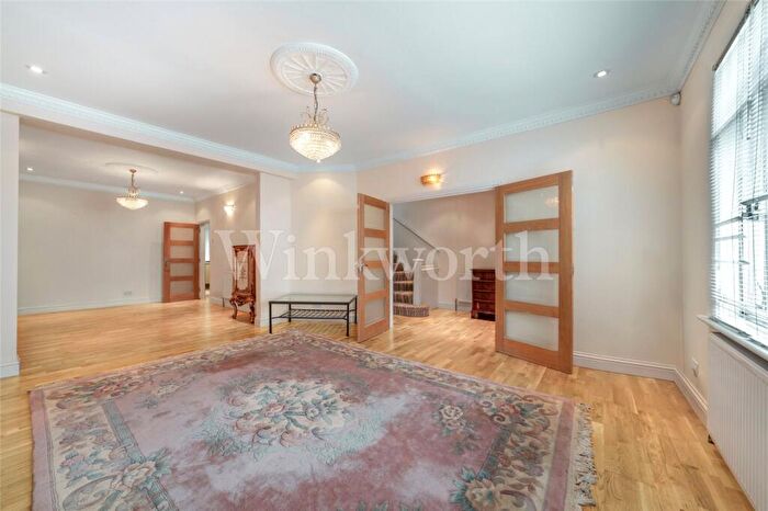 4 Bedroom Semi-Detached House For Sale In Wentworth Road, London, NW11