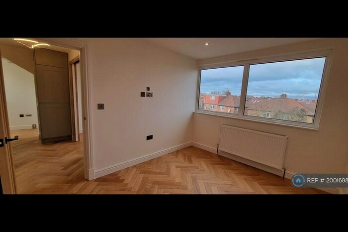 2 Bedroom Flat To Rent In Cheviot Gardens, London, NW2