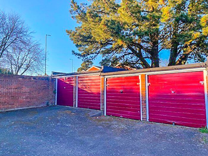 Garage / Parking To Rent In Garage- Buryholme, Broxbourne, EN10