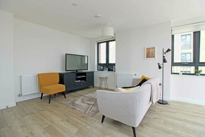 2 Bedroom Flat To Rent In Lakeside Drive, London, NW10