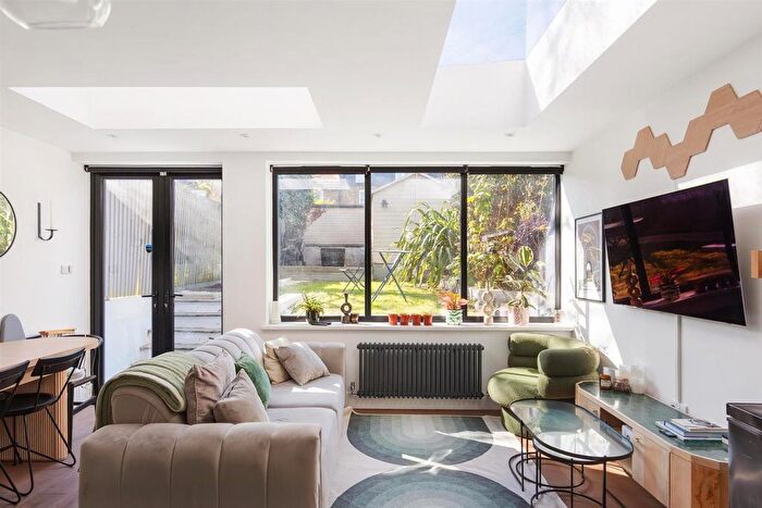 2 Bedroom Flat For Sale In Kings Grove, Peckham, London, SE15