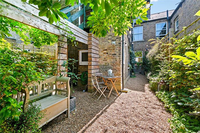 1 Bedroom Flat For Sale In Chilton Road, Kew, Surrey, TW9