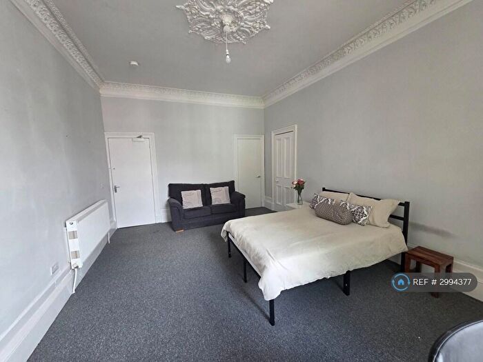 3 Bedroom Flat To Rent In Holyrood Crescent, Glasgow, G20