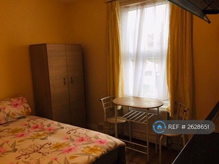 Studio To Rent In Green Lanes, London, N8