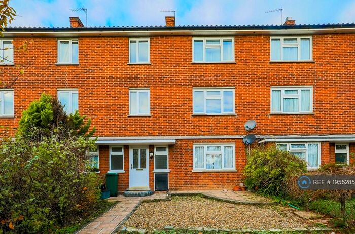 3 Bedroom Maisonette To Rent In Croft Lodge Close, Woodford Green, IG8