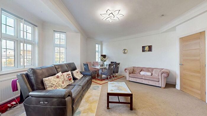 2 Bedroom Flat For Sale In Twickenham Road, Richmond, TW9