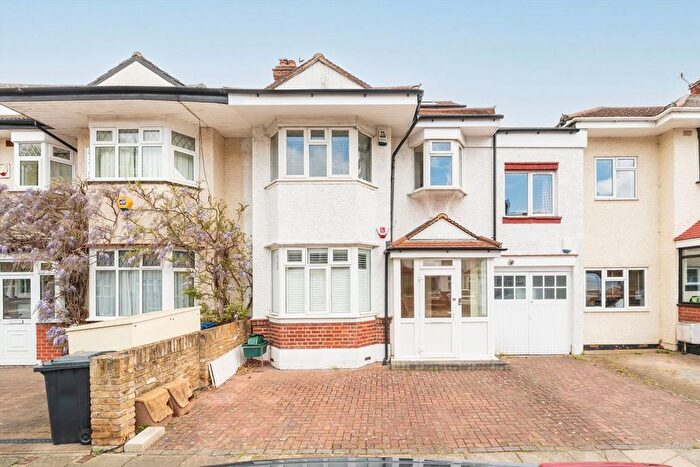 2 Bedroom Flat To Rent In Southdown Avenue, Hanwell, W7