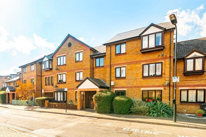 1 Bedroom Flat To Rent In Riverside Close, Hackney, E5