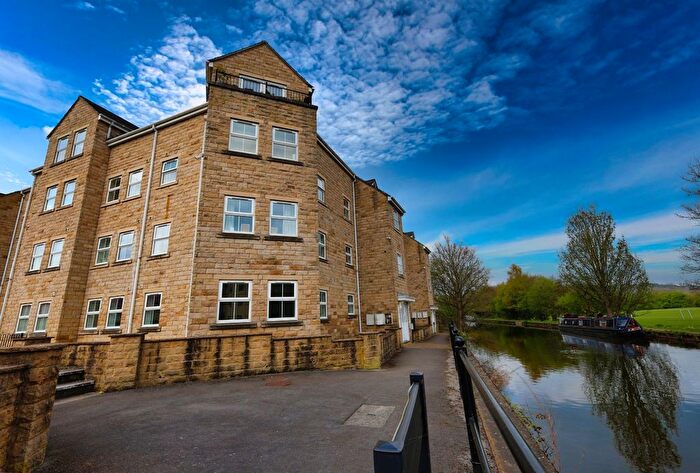 2 Bedroom Flat To Rent In Waters Walk, Apperley Bridge, Bradford, West Yorkshire, BD10