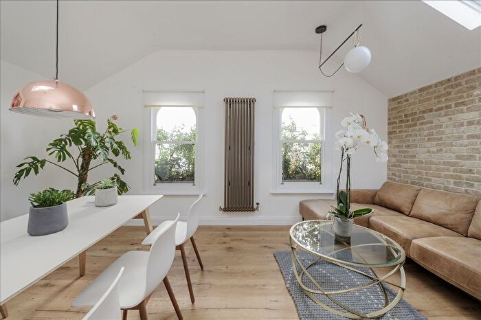 2 Bedroom Flat For Sale In Uxbridge Road, Shepherd's Bush, W12