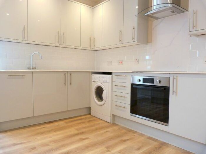 2 Bedroom Flat To Rent In The Broadway, Mill Hill, NW7