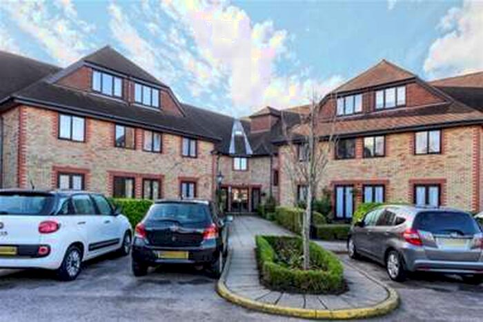 1 Bedroom Flat To Rent In Deer Park Way, West Wickham, BR4