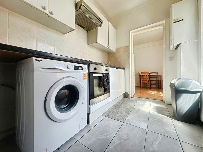 3 Bedroom Flat To Rent In St. Albans Road, Watford, Hertfordshire, WD24